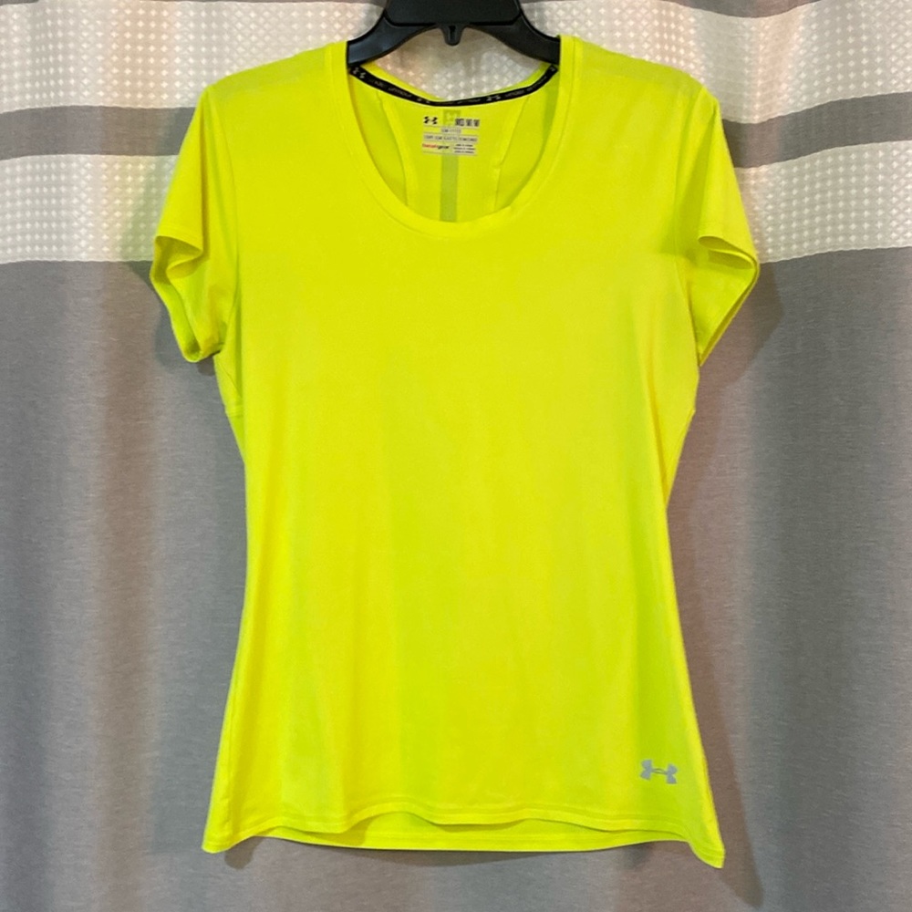 Women’s Medium Semi-fitted Under Armour Top